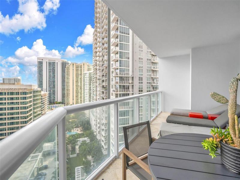 Condo for sale at Las Olas River House 2409