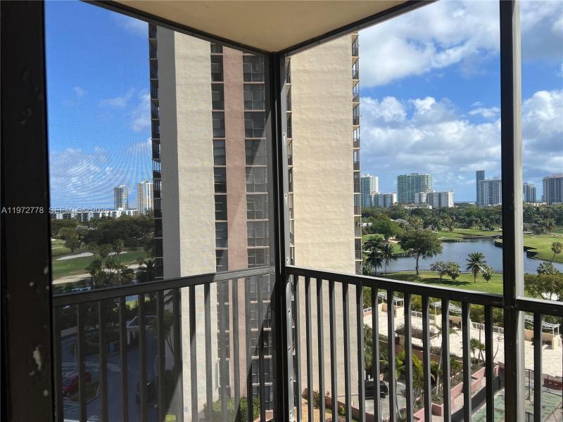 Comprar apartamento no Coronado I