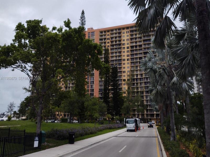 Condo for sale at Winston Towers 1507