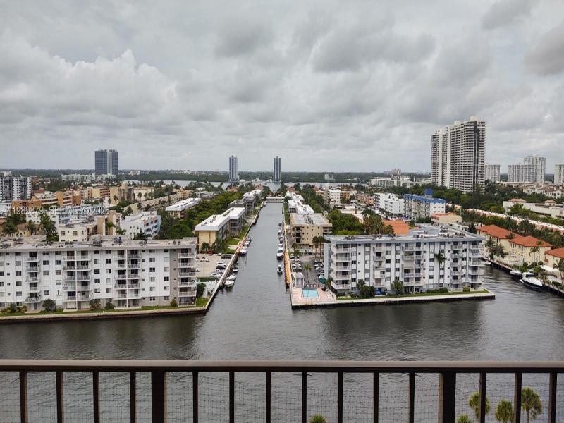 Condo for sale at Winston Towers 1507