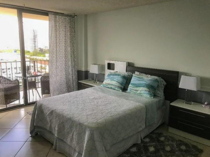 Condo for sale at Winston Towers 1507