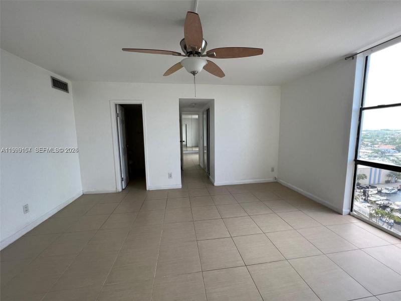 Apartment for rent at Sailboat Cay 1402