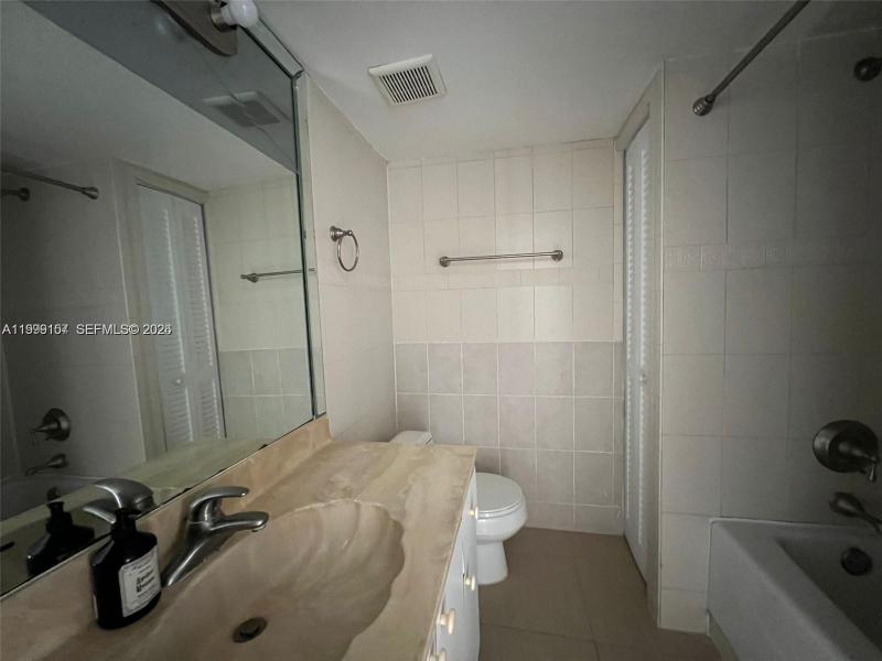 Apartment for rent at Sailboat Cay 1402