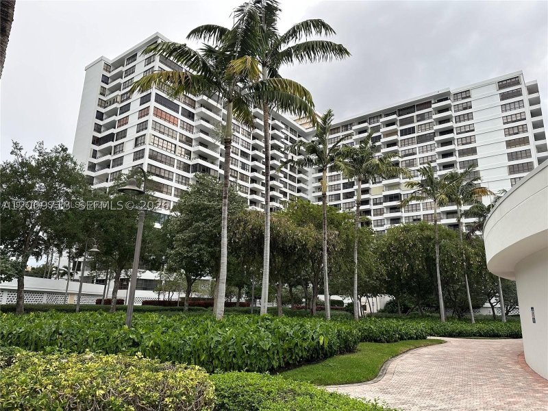 Condo for sale at Olympus Towers 1402