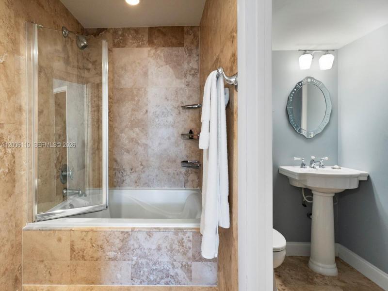 Condo for sale at Island Terrace LE