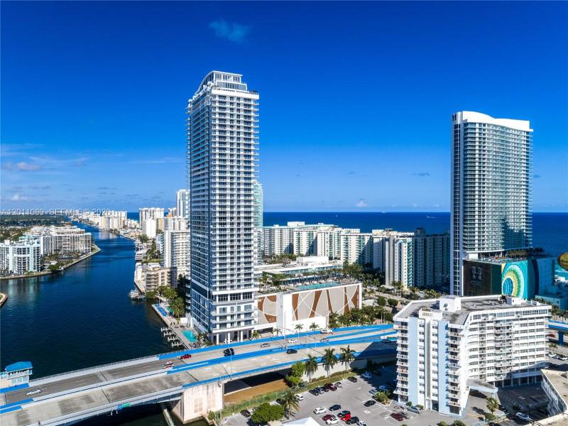 Comprar apartamento no Hyde Beach House R908