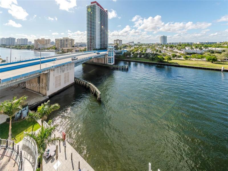Comprar apartamento no Hyde Beach House R908