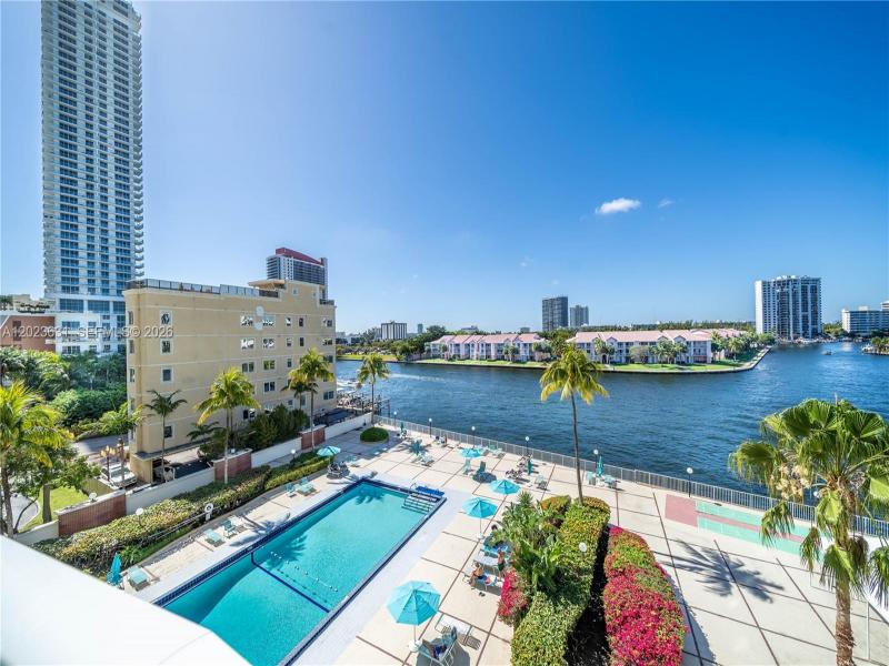 Condo for sale at Hallmark of Hollywood 306