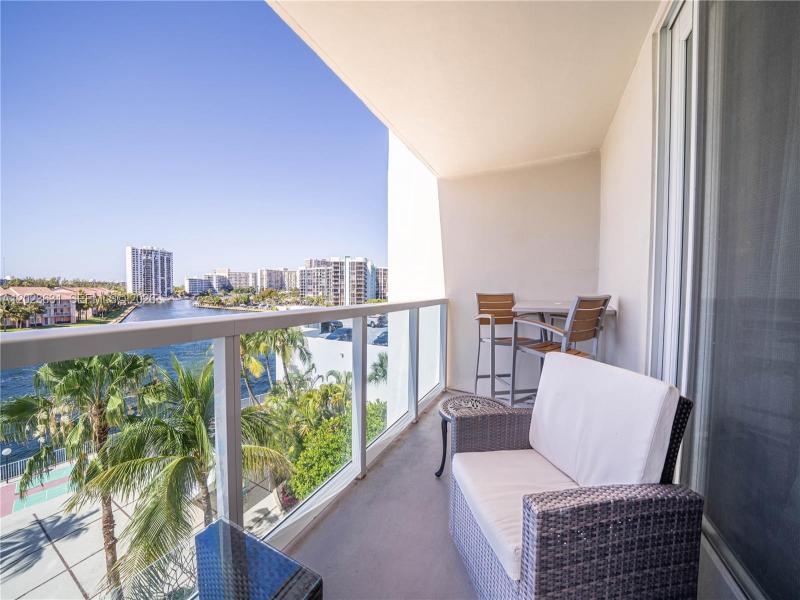 Condo for sale at Hallmark of Hollywood 306