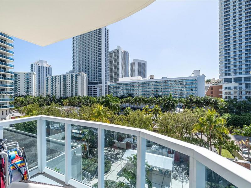 Condo for sale at Hallmark of Hollywood 306