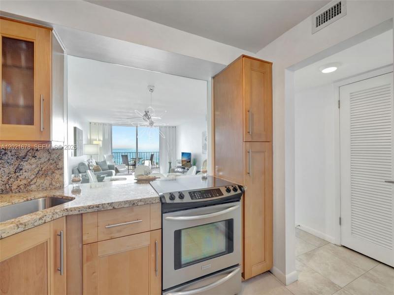 Condo for sale at Trafalgar Towers 1001