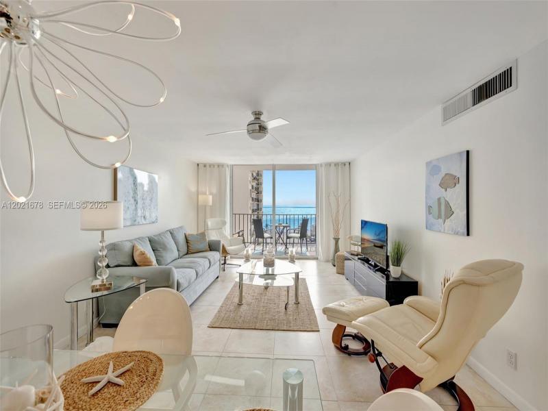 Condo for sale at Trafalgar Towers 1001