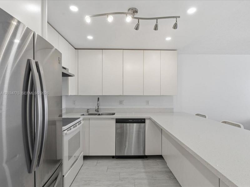 Condo for sale at Imperial Towers 918