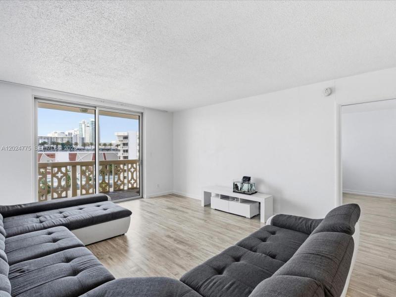 Condo for sale at Imperial Towers 918