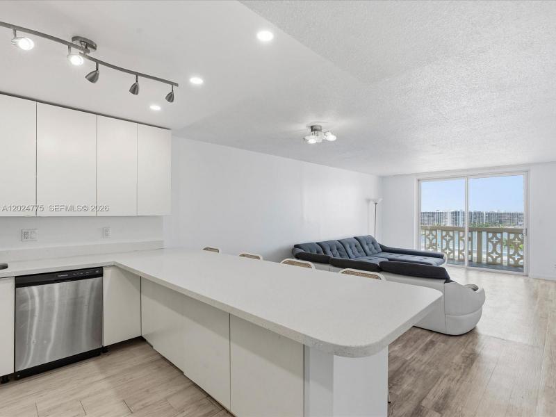 Condo for sale at Imperial Towers 918