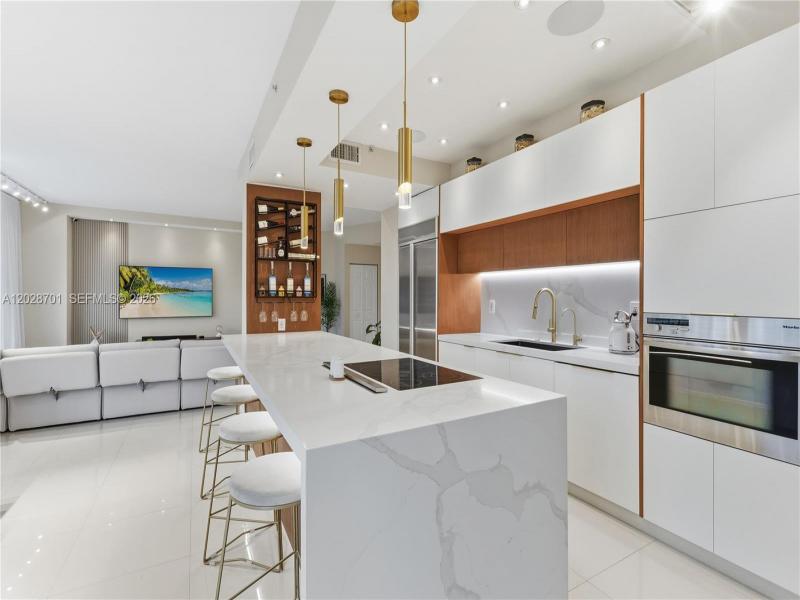 Mystic Pointe 400 Apt #104