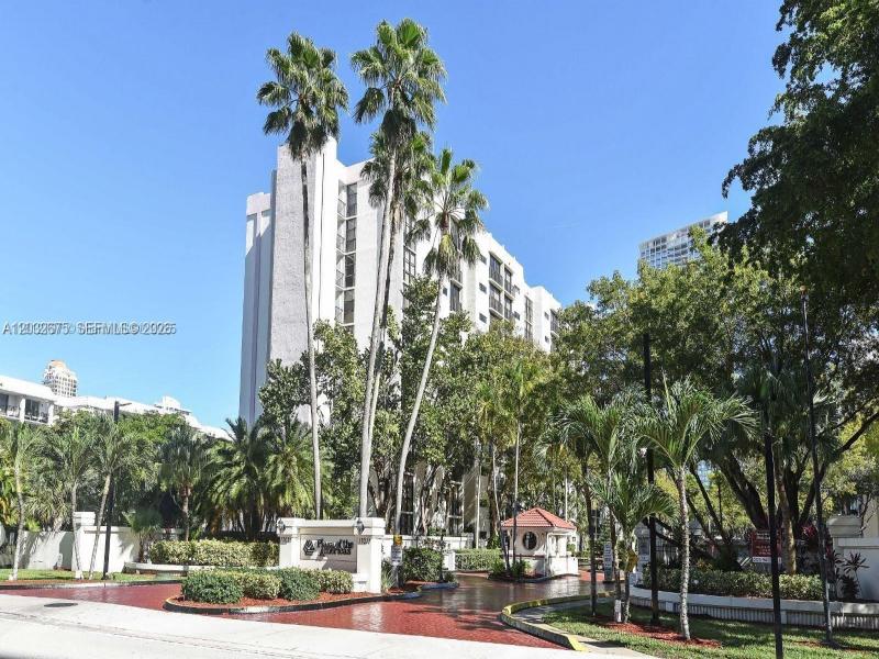 Apartment for rent at Plaza of the Americas 207