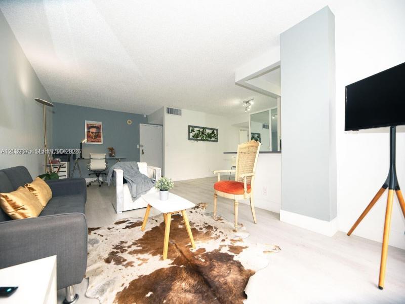 Apartment for rent at Plaza of the Americas 207