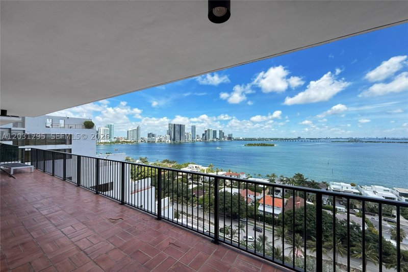 Comprar apartamento no 1000 Venetian Way 1703