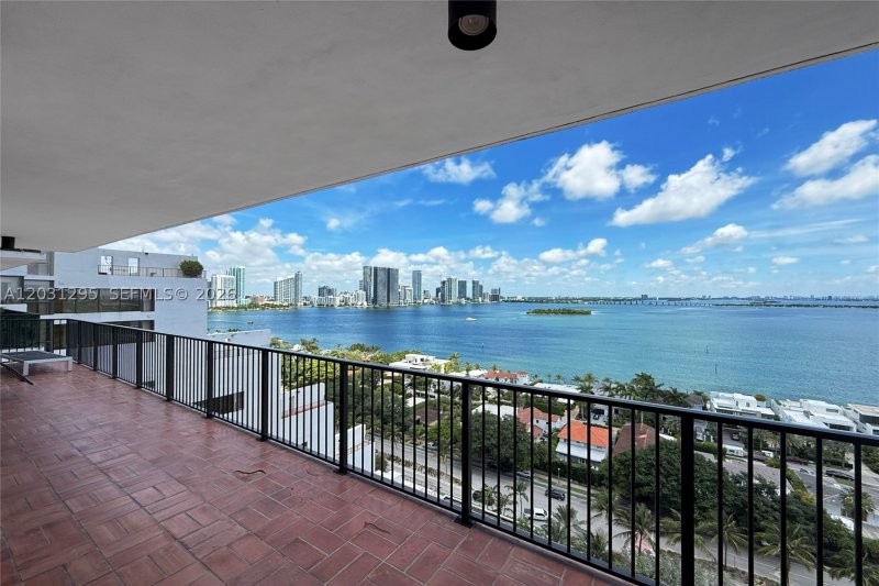 Comprar apartamento en 1000 Venetian Way 1703