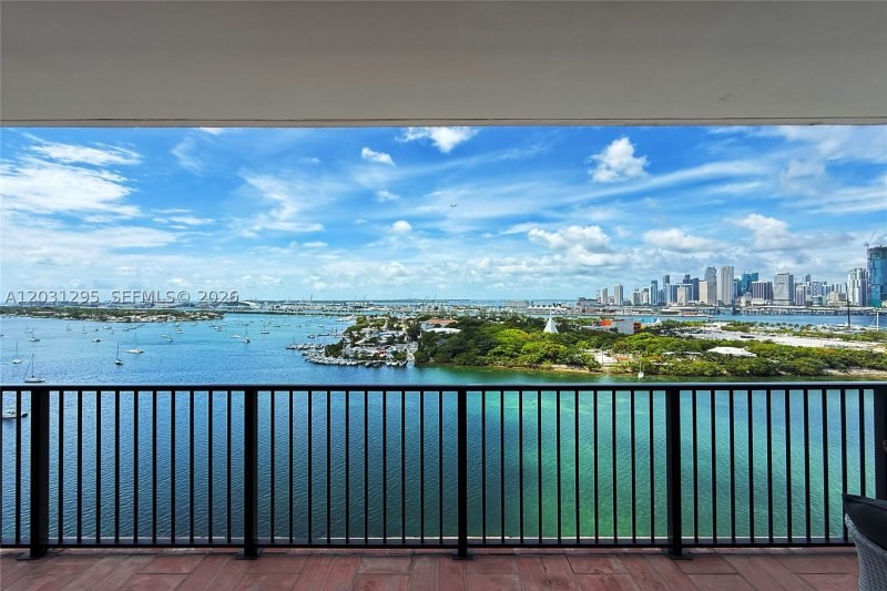 Comprar apartamento no 1000 Venetian Way 1703