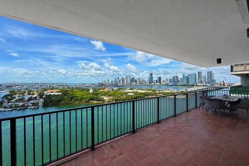 Comprar apartamento no 1000 Venetian Way 1703