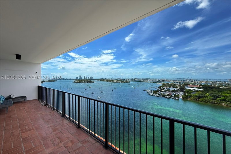 Comprar apartamento no 1000 Venetian Way 1703