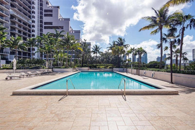 Comprar apartamento no 1000 Venetian Way 1703