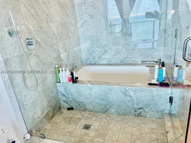 Comprar apartamento en One Paraiso 1806