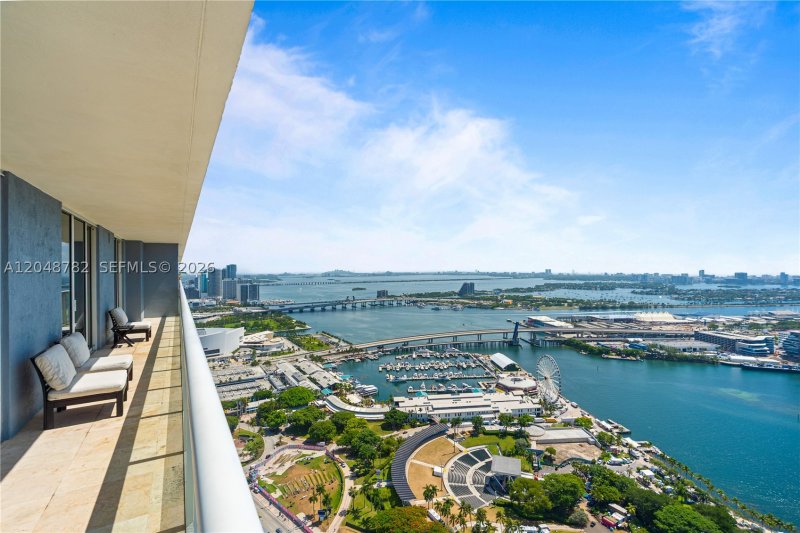 Comprar apartamento no 50 Biscayne 5210