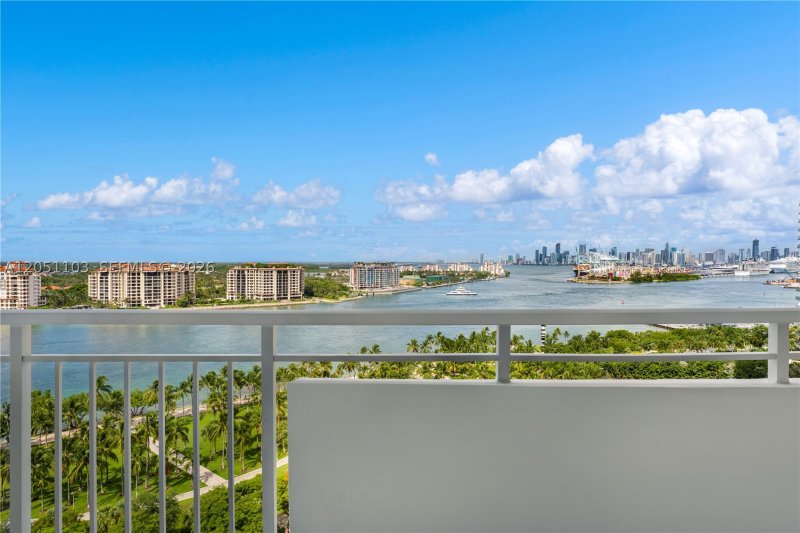 Condo for sale at South Pointe Tower 1805