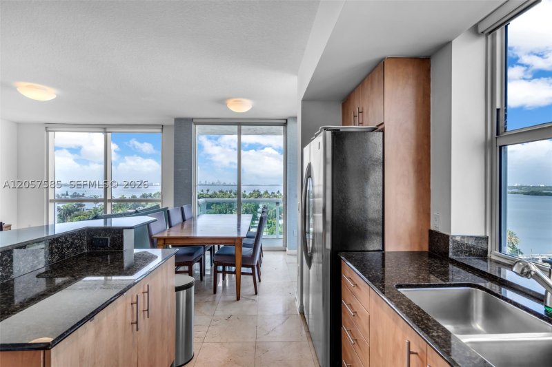 Comprar apartamento no 360 Condominium West 1126