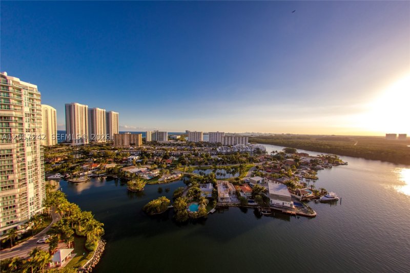 Comprar apartamento no Parque Towers at St. Tropez 5-1506