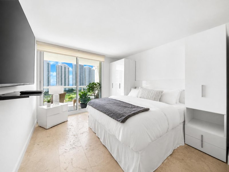 Condo for sale at Oceania 5 1751