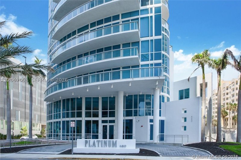 Aluguel de apartamento no Platinum Condo 1701