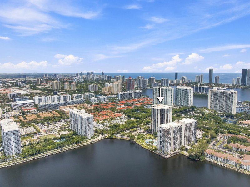 Aluguel de apartamento no Biscayne Cove PH10