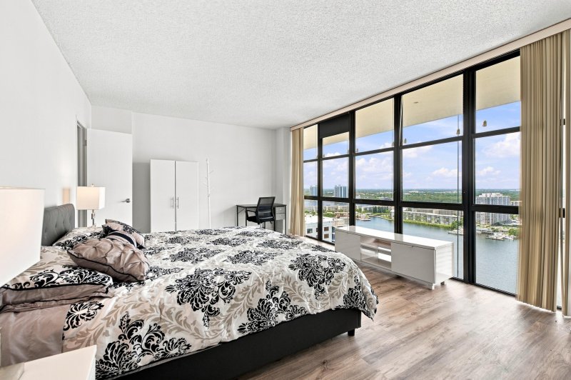 Aluguel de apartamento no Biscayne Cove PH10