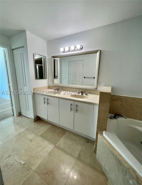 Apartment for rent at 360 Condominium West 608