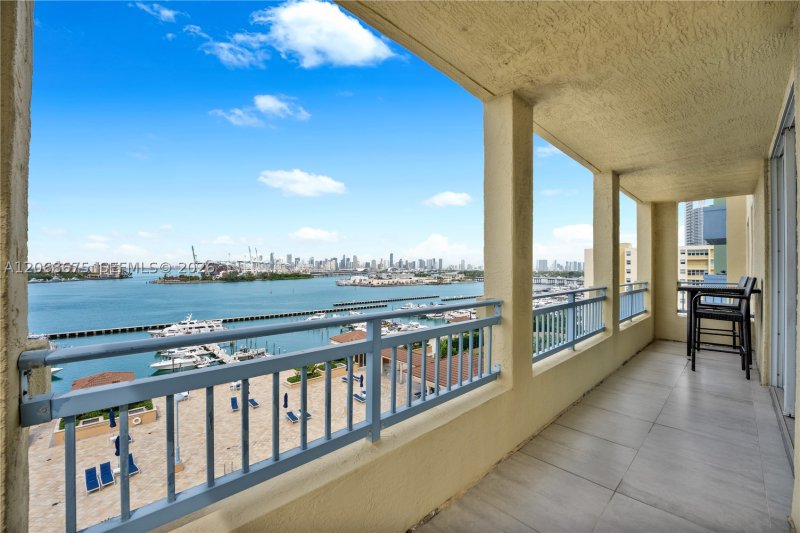 Comprar apartamento no Yacht Club at Portofino 1102