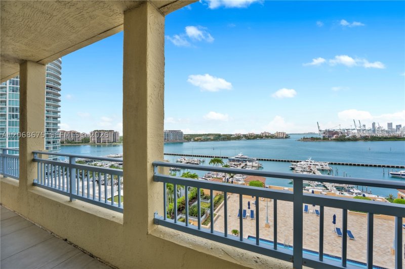 Comprar apartamento no Yacht Club at Portofino 1102