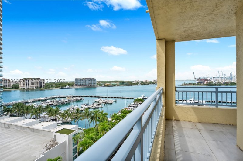Comprar apartamento no Yacht Club at Portofino 1102
