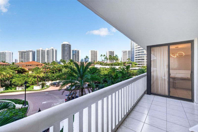 Comprar apartamento no 1000 Williams Island 405