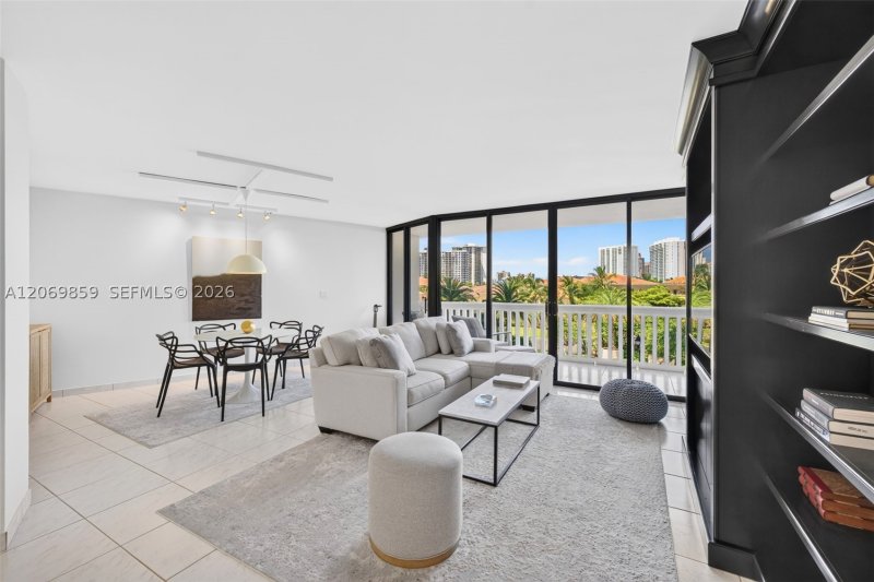Comprar apartamento no 1000 Williams Island 405