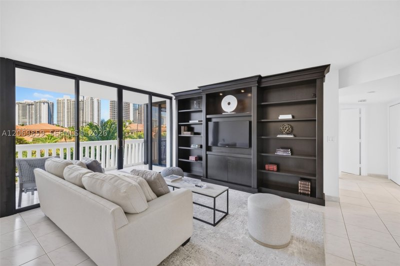 Comprar apartamento no 1000 Williams Island 405