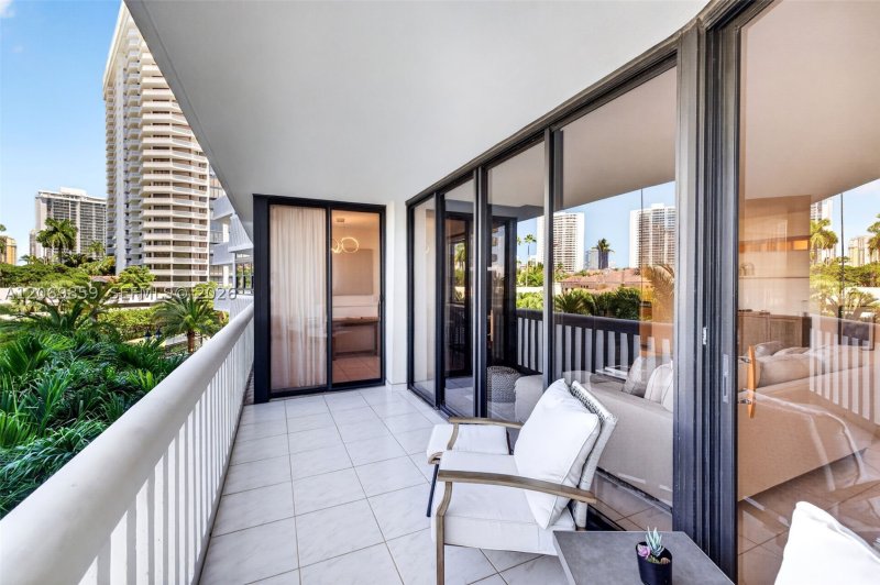 Comprar apartamento no 1000 Williams Island 405