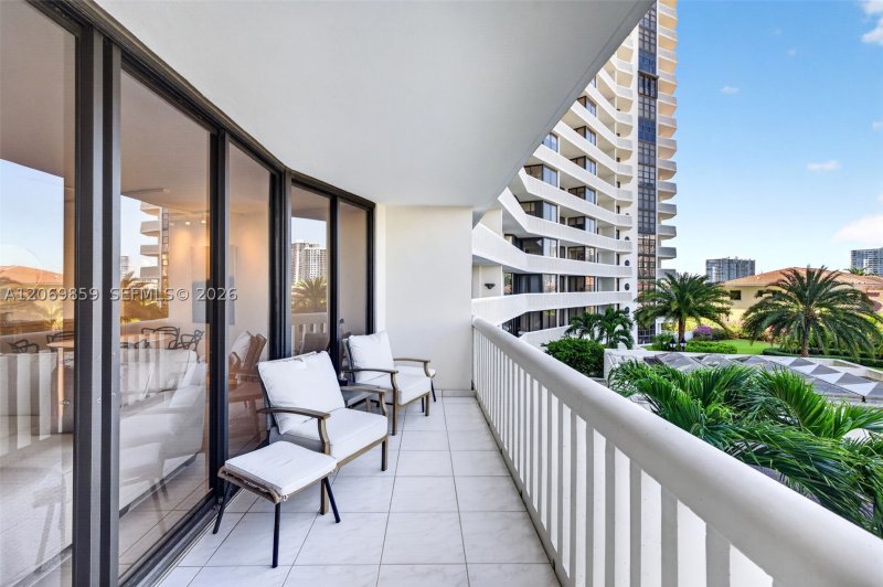 Comprar apartamento no 1000 Williams Island 405