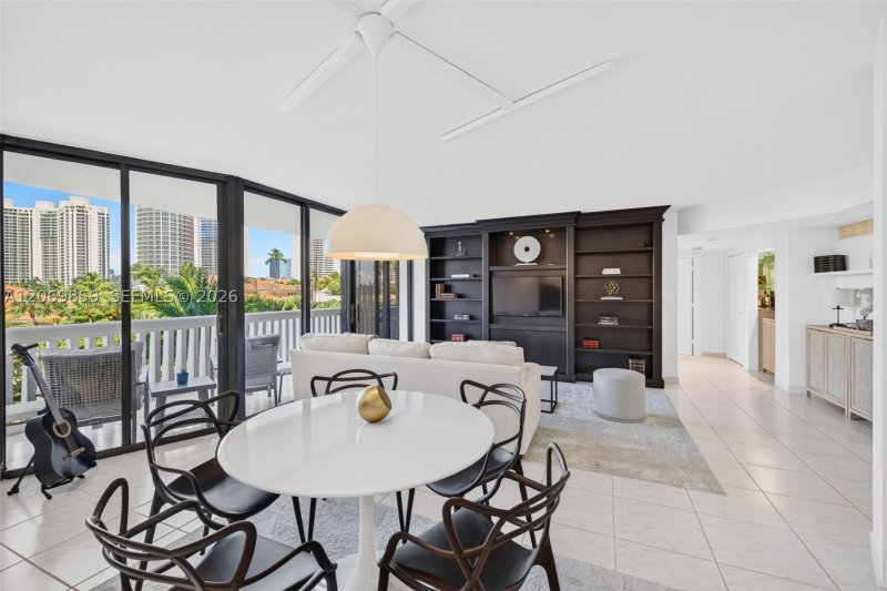 Comprar apartamento no 1000 Williams Island 405