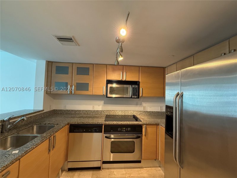 Apartment for rent at Skyline On Brickell 1002