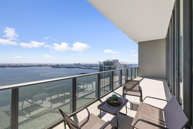 Gran Paraiso Apt #PH5303