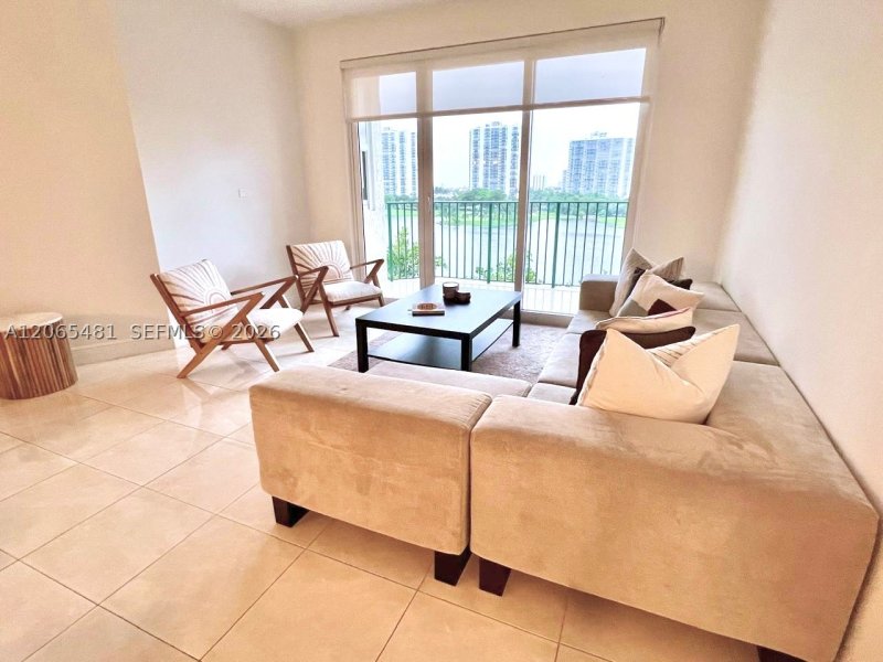 Comprar apartamento no Turnberry Village 612